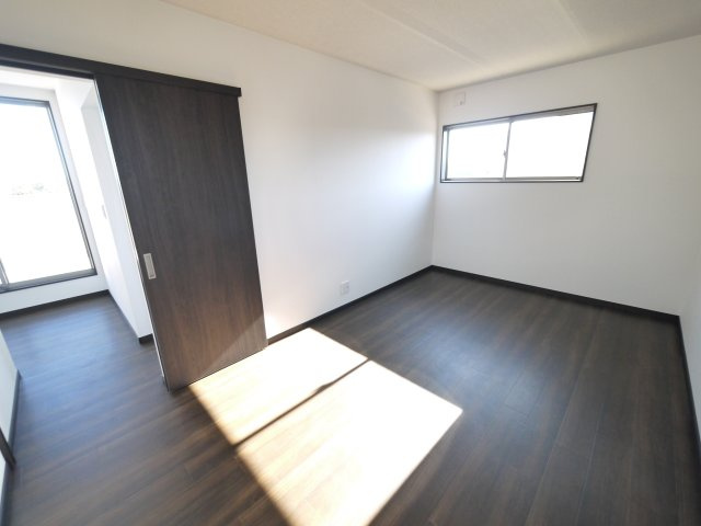 長生郡一宮町東浪見　中古戸建の洋室|ワイドバルコニーから海が見えます。海岸まで120ｍ　サーフハウス外シャワー完備 土地約81坪