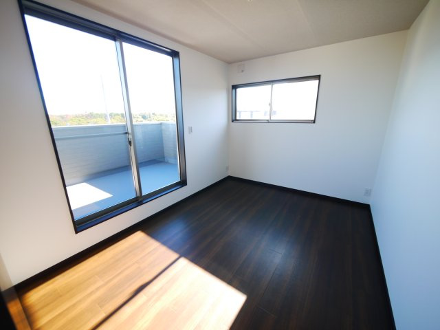 長生郡一宮町東浪見　中古戸建の洋室|ワイドバルコニーから海が見えます。海岸まで120ｍ　サーフハウス外シャワー完備 土地約81坪