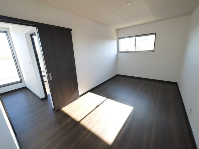 長生郡一宮町東浪見　中古戸建の洋室|ワイドバルコニーから海が見えます。海岸まで120ｍ　サーフハウス外シャワー完備 土地約81坪