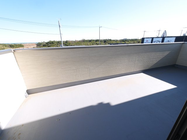 長生郡一宮町東浪見　中古戸建のバルコニー|ワイドバルコニーから海が見えます。海岸まで120ｍ　サーフハウス外シャワー完備 土地約81坪