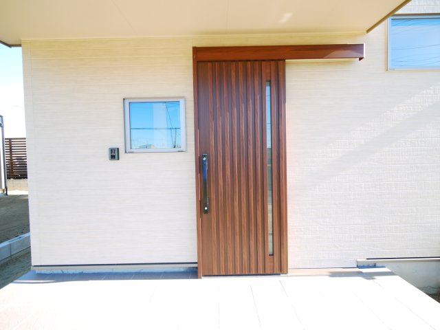 長生郡一宮町東浪見　中古戸建の玄関|ワイドバルコニーから海が見えます。海岸まで120ｍ　サーフハウス外シャワー完備 土地約81坪