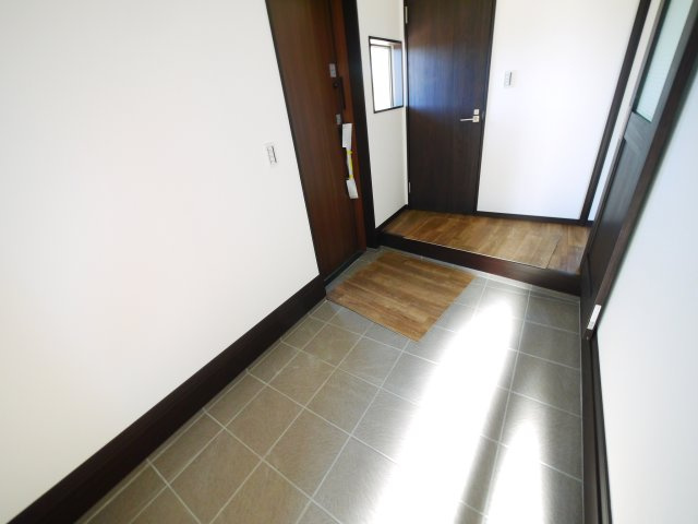 長生郡一宮町東浪見　中古戸建の玄関|ワイドバルコニーから海が見えます。海岸まで120ｍ　サーフハウス外シャワー完備 土地約81坪