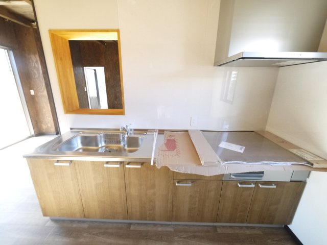 長生郡一宮町東浪見　中古戸建のキッチン|ワイドバルコニーから海が見えます。海岸まで120ｍ　サーフハウス外シャワー完備 土地約81坪