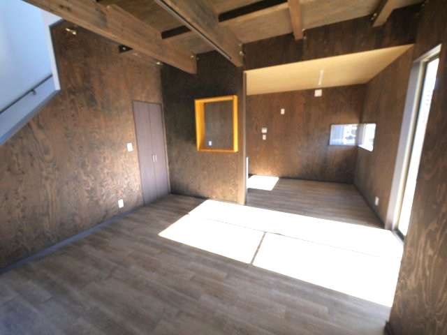 長生郡一宮町東浪見　中古戸建の居間・リビング|ワイドバルコニーから海が見えます。海岸まで120ｍ　サーフハウス外シャワー完備 土地約81坪
