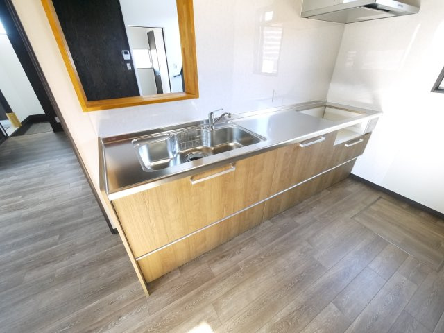 長生郡一宮町東浪見　中古戸建のキッチン|ワイドバルコニーから海が見えます。海岸まで120ｍ　サーフハウス外シャワー完備 土地約81坪
