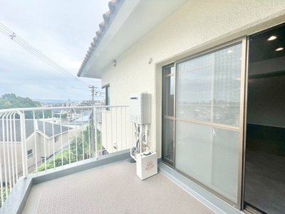 【バルコニー】 | シャルマンコーポ千里山BC棟 | こちらの物件近くの教育施設や、スーパー・公園など、物件周辺の住環境を併せてご案内させて頂きます。ぜひ、現地での暮らしをイメージなさって下さい！