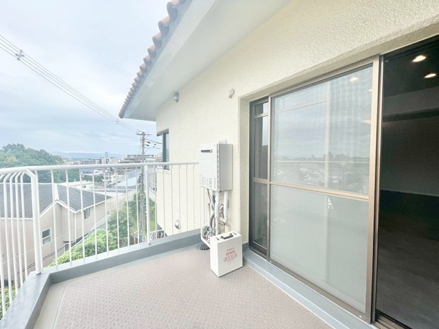 【バルコニー】 | シャルマンコーポ千里山BC棟 | こちらの物件近くの教育施設や、スーパー・公園など、物件周辺の住環境を併せてご案内させて頂きます。ぜひ、現地での暮らしをイメージなさって下さい！