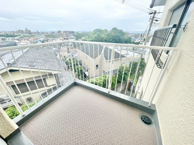 【バルコニー】 | シャルマンコーポ千里山BC棟 | こちらの物件近くの教育施設や、スーパー・公園など、物件周辺の住環境を併せてご案内させて頂きます。ぜひ、現地での暮らしをイメージなさって下さい！