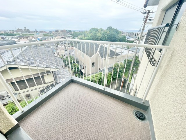 【バルコニー】 | シャルマンコーポ千里山BC棟 | こちらの物件近くの教育施設や、スーパー・公園など、物件周辺の住環境を併せてご案内させて頂きます。ぜひ、現地での暮らしをイメージなさって下さい！
