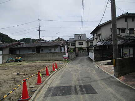 佐伯区利松1丁目の前面道路含む現地写真