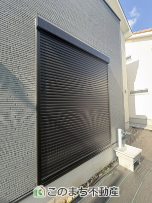【設備】 | いろどりアイタウン栃木市平柳町3丁目22-P2　2号棟 | 掃き出し窓にはシャッター雨戸があり安心感があります☆