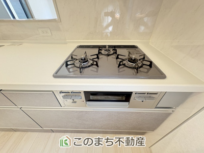 【キッチン】 | いろどりアイタウン栃木市平柳町3丁目22-P2　2号棟 | 3口ビルトインコンロで同時調理可能☆時短家事につながりますね☆