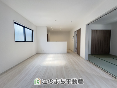【居間・リビング】 | いろどりアイタウン栃木市平柳町3丁目22-P2　2号棟 | 窓が多く明るいリビングスペース☆ご家族の団らんを明るい日差しがが照らします☆