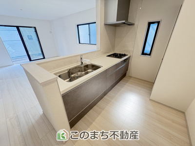 【キッチン】 | いろどりアイタウン栃木市平柳町3丁目22-P2　2号棟 | 人気の対面式キッチン☆料理をしながらご家族とコミュニケーションが取れます♪