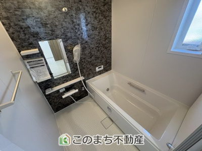 【浴室】 | いろどりアイタウン栃木市平柳町3丁目22-P2　2号棟 | お風呂は足を延ばしてゆったり入浴できる広々1坪タイプ☆

ばして入浴できる広々とした1坪タイプのお風呂☆


