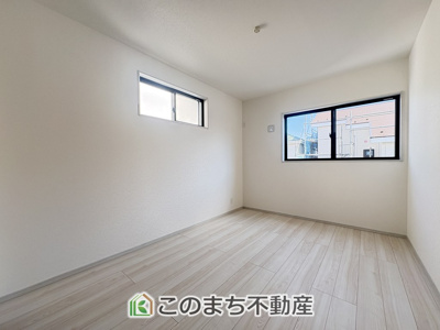 【洋室】 | いろどりアイタウン栃木市平柳町3丁目22-P2　2号棟 | 窓が多く明るい室内が好印象☆