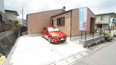 【その他】 | 亀崎1丁目戸建て | ☆価値の高い平屋戸建て♪
※２ＬＤＫ＋Ｓ書斎、ＷＩＣ
令和６年（2024年）９月築の超築浅！
車２台が並列駐車♪
２００㎡超の広い敷地、お庭、物置つき！
全居室エアコン、カーテン、照明つき♪
