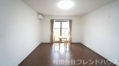 【居間・リビング】 | 亀崎1丁目戸建て | ☆１０帖リビング
※間取り変更で１６帖ＬＤＫに対応できます♪