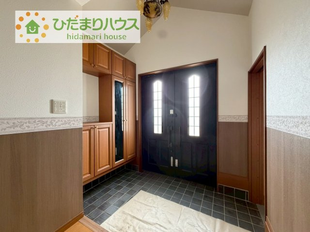 【玄関】 | つくば市安食　中古戸建 | 毎日「行ってきます」「ただいま」をいう玄関は明るく光が差し込みます♪