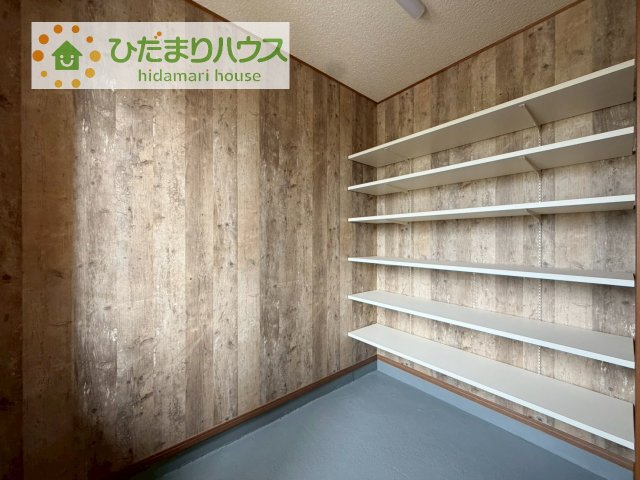【収納】 | つくば市安食　中古戸建 | シューズクロークは、レインコートやベビーカー、ゴルフバッグなど大きな荷物を置けるので、
いつでも玄関を綺麗に保てます(*^-^*)
