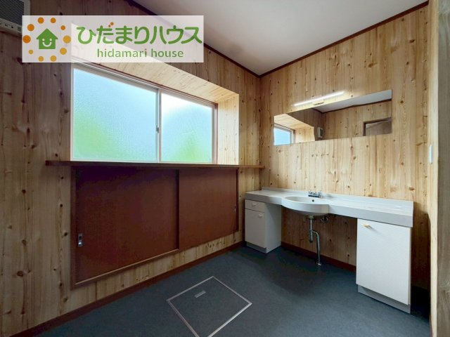 【独立洗面台】 | つくば市安食　中古戸建 | ゆったりとした洗面所には物入れを完備！タオルや洗剤をしまえます(^^)/