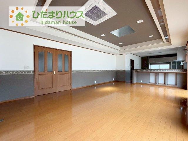 【居間・リビング】 | つくば市安食　中古戸建 | 30帖の広～いリビングは、ゆったりとした家族だんらんの時間を過ごせます(^^)/
