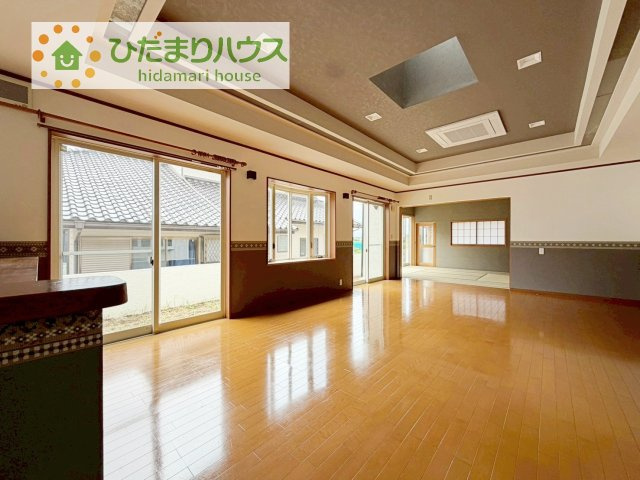 【居間・リビング】 | つくば市安食　中古戸建 | リビングの大きな窓からは、暖かな日の光が降り注ぎます・・・