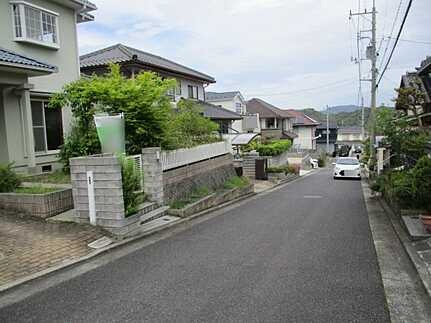 広島市佐伯区河内南１丁目　中古一戸建ての前面道路含む現地写真