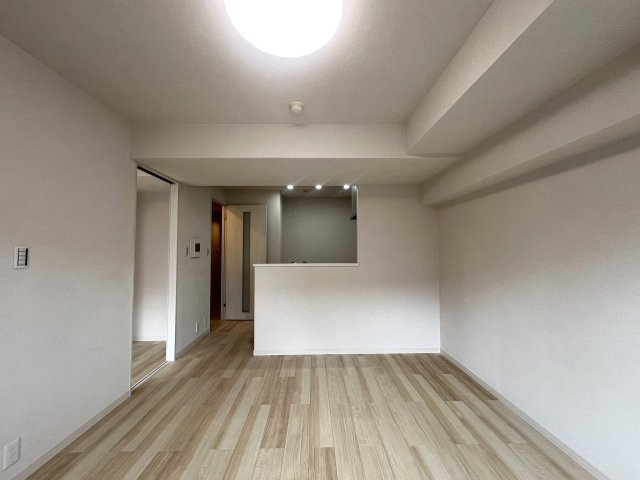 毎日たくさんの駅をチョイスする生活もイケてます。１人なら超贅沢！２人なら余裕ある快適さ！立地最強、住んで安心な、『ライオンズマンション横浜第５』リノベーションの居間・リビング