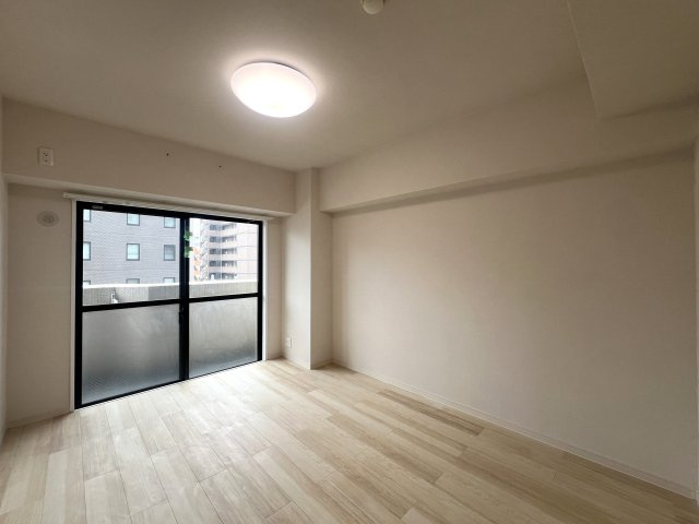 毎日たくさんの駅をチョイスする生活もイケてます。１人なら超贅沢！２人なら余裕ある快適さ！立地最強、住んで安心な、『ライオンズマンション横浜第５』リノベーションの洋室
