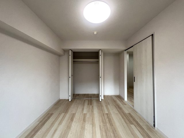 毎日たくさんの駅をチョイスする生活もイケてます。１人なら超贅沢！２人なら余裕ある快適さ！立地最強、住んで安心な、『ライオンズマンション横浜第５』リノベーションの洋室