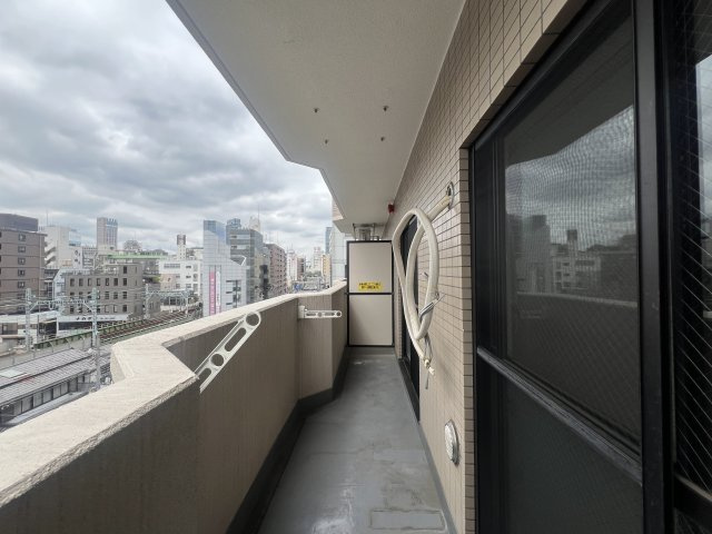 毎日たくさんの駅をチョイスする生活もイケてます。１人なら超贅沢！２人なら余裕ある快適さ！立地最強、住んで安心な、『ライオンズマンション横浜第５』リノベーションのバルコニー