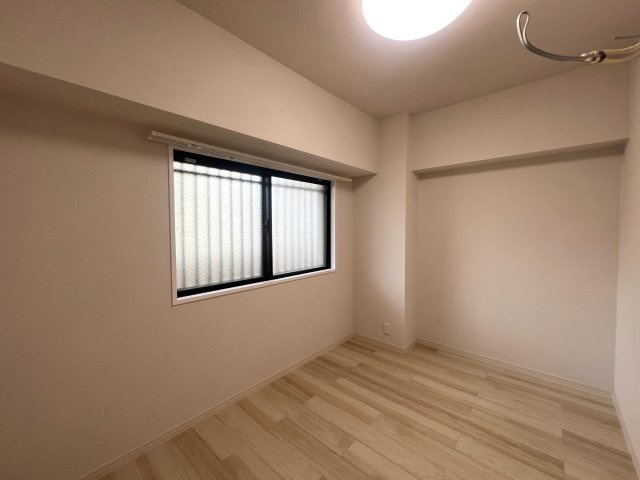 毎日たくさんの駅をチョイスする生活もイケてます。１人なら超贅沢！２人なら余裕ある快適さ！立地最強、住んで安心な、『ライオンズマンション横浜第５』リノベーションの洋室