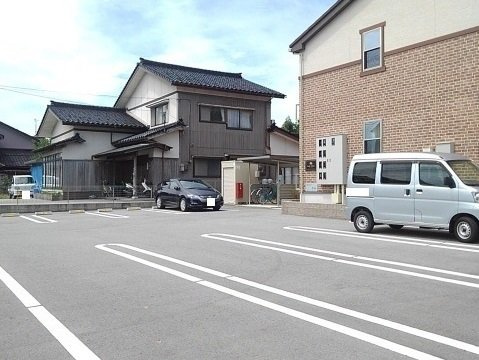 イゾラ　フェリーチェの駐車場|駐車場があるので、車を買う予定の方も安心です