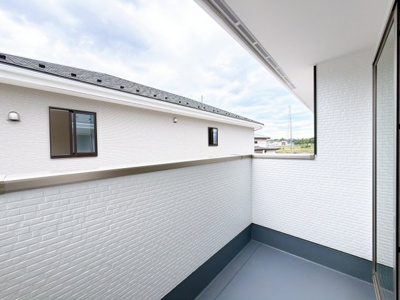 【バルコニー】 | 吉岡町大久保　新築住宅 | 日当たりの良い南面バルコニーで毎日の暮らしに明るさとゆとりを。洗濯物もよく乾き、季節の移ろいを感じながら過ごせます。