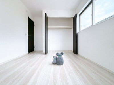 【洋室】 | 吉岡町大久保　新築住宅 | 広さはお子様の勉強部屋にも適した広さ！
勉強机や本棚などの家具を置いてもフリースペースも確保することができます。