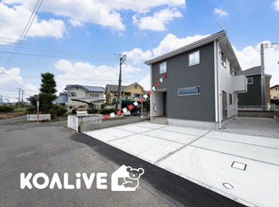 【外観】 | 吉岡町大久保　新築住宅 | 完成済み！いつでも新生活を始めることができます。
開放感あるLDK！
陽当り、風通しも良い暖かな住まいです。
KOALIVE （コアライブ）【0120-919-727】