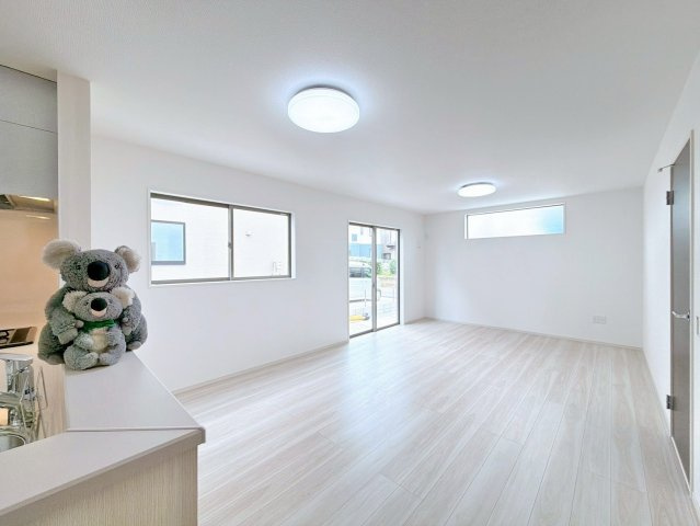 【居間・リビング】 | 吉岡町大久保　新築住宅 | 気がづけば家族が集まって楽しい会話と食事が始まる。皆で笑って過ごす幸せ溢れるリビング。