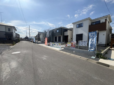 【前面道路含む現地写真】 | いろどりアイタウン栃木市平柳町3丁目22-P2　10号棟 | 前面道路が広いので、陽当り・解放感◎になっております！
