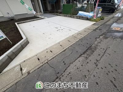 【駐車場】 | いろどりアイタウン栃木市平柳町3丁目22-P2　10号棟 | お車を最大で3台駐車可能です（車種による）

