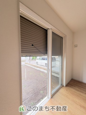 【防犯設備】 | いろどりアイタウン栃木市平柳町3丁目22-P2　10号棟 | 掃き出し窓にはシャッター雨戸があり安心感があります☆