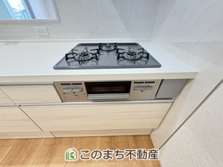 【キッチン】 | いろどりアイタウン栃木市平柳町3丁目22-P2　10号棟 | 3口ビルトインコンロで同時調理可能☆時短家事につながりますね☆
