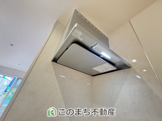 【キッチン】 | いろどりアイタウン栃木市平柳町3丁目22-P2　10号棟 | シンプルながらお料理の匂いをスッキリ吸引するレンジフード☆