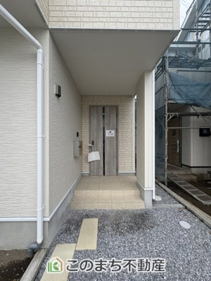 【エントランス】 | いろどりアイタウン栃木市平柳町3丁目22-P2　10号棟 | 雨の日の入退室も安心の玄関ポーチ☆