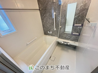 【浴室】 | いろどりアイタウン栃木市平柳町3丁目22-P2　10号棟 | お風呂は足を延ばしてゆったり入浴できる広々1坪タイプ☆

ばして入浴できる広々とした1坪タイプのお風呂☆


