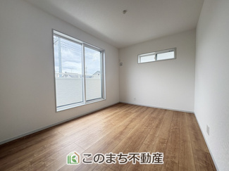 【洋室】 | いろどりアイタウン栃木市平柳町3丁目22-P2　10号棟 | 窓が多く明るい室内が好印象☆