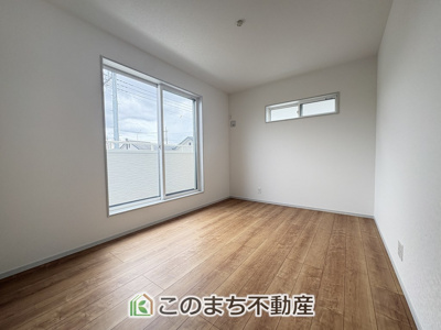 【洋室】 | いろどりアイタウン栃木市平柳町3丁目22-P2　10号棟 | 窓が多く明るい室内が好印象☆