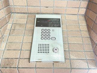 【エントランス】 | 共用エントランスは不審者の侵入を未然に防ぐオートロック付き！防犯対策充実しています◎