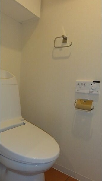アーデン東別院のトイレ|ゆったりとした空間のトイレです