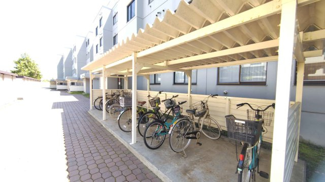 【駐輪場】屋根付きで雨や雪の日も安心して保管可能。毎日の通勤・通学にも便利な共用設備です。